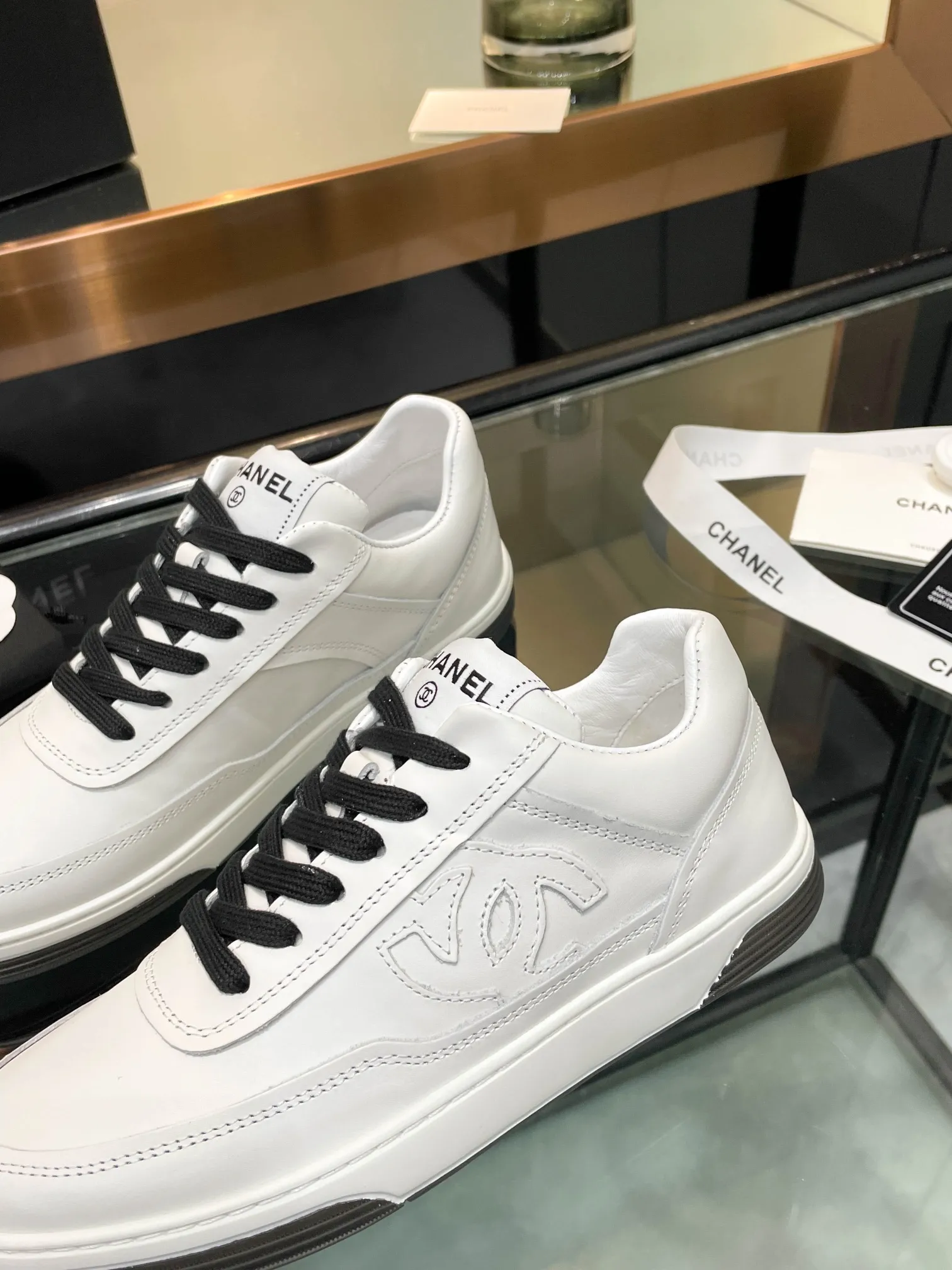 👟👟Ex-factory price 520👟👟Chanel Chanel 25SF latest model full leather panda color white shoes casual sports shoes skateboard shoes original purchase and development production Xiaoxiang C Home Another super popular item in the counter, loved by Internet celebrity bloggers and sisters, and various praises on social platforms. It is very popular, has a high texture, is breathable and super spring and summer. Seeing this issue always arouses the inner desire of girls for fashion. The latest suede material, classic black and white color, full of fashionable feeling on the feet, easy to care for. Fabric: Original customized imported cowhide material. Lining: Customized soft sheepskin lining. Sole: Original molded TPU non-slip outsole. Bottom thickness: 2.5CM. Size: Women's size 35-40 (custom-made sizes 40 are non-refundable)